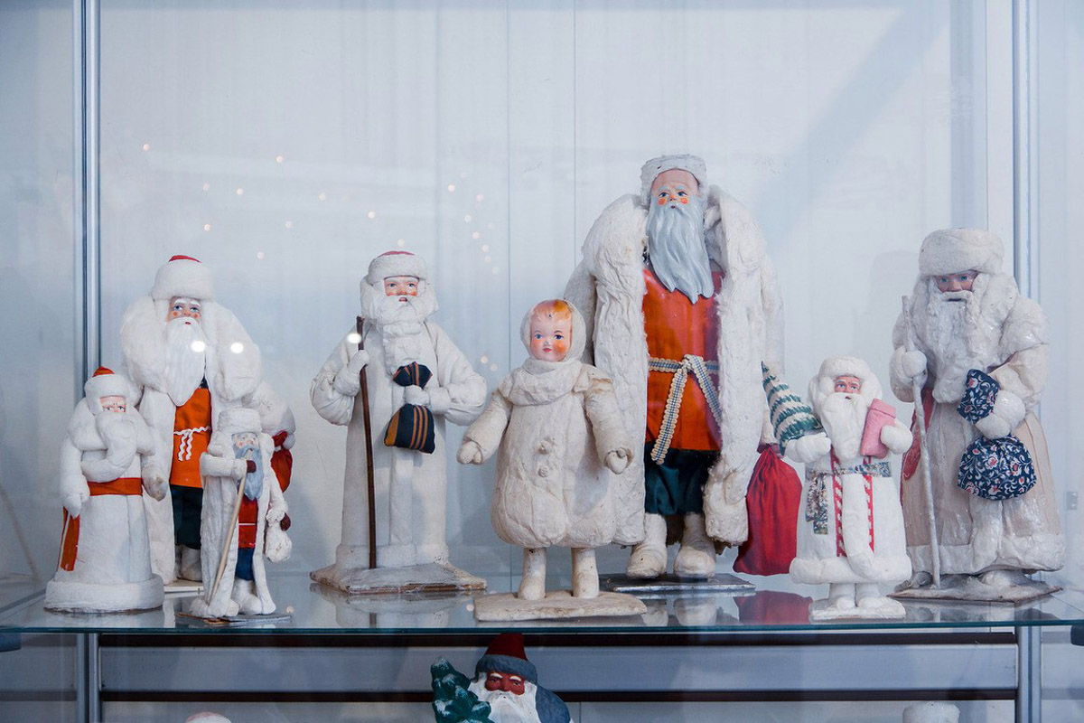 Коллекционер из Коврова Сергей Манушин собрал три сотни Дедов Морозов, выпущенных в разные годы в Советском Союзе. Под добрых волшебников он определил целую комнату в своей квартире и периодически выставляет их напоказ. До конца января присоединиться к сказке можно будет в Гороховецком историко-культурном музее.