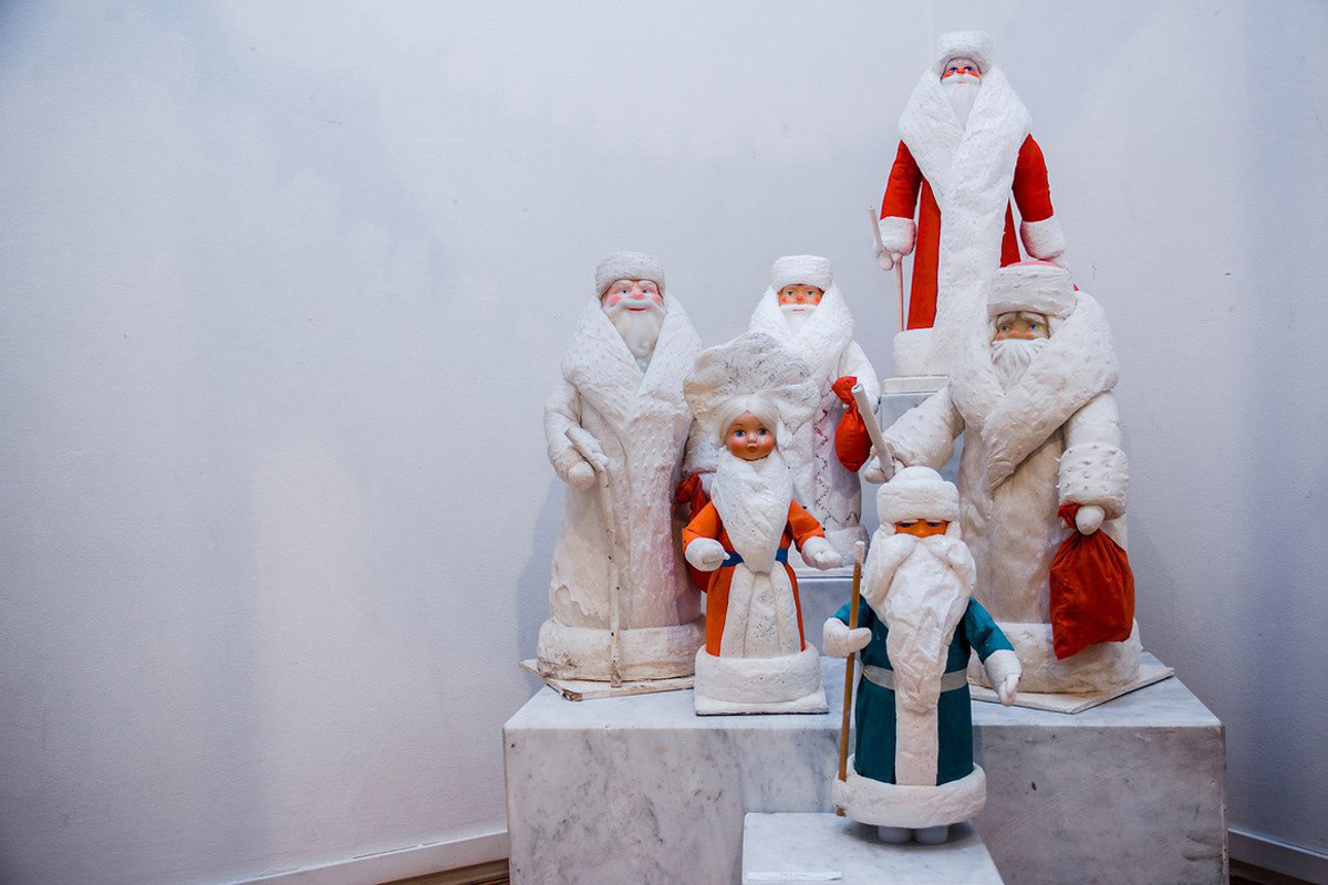 Коллекционер из Коврова Сергей Манушин собрал три сотни Дедов Морозов, выпущенных в разные годы в Советском Союзе. Под добрых волшебников он определил целую комнату в своей квартире и периодически выставляет их напоказ. До конца января присоединиться к сказке можно будет в Гороховецком историко-культурном музее.