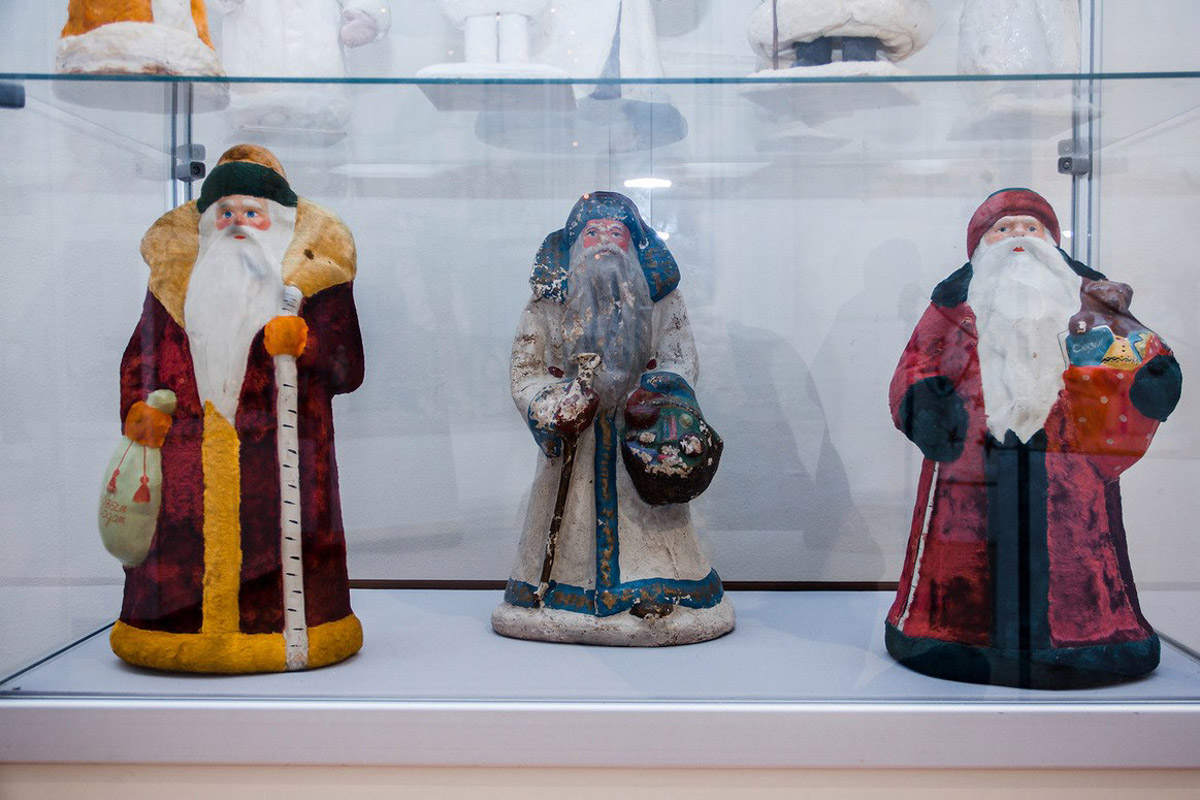 Коллекционер из Коврова Сергей Манушин собрал три сотни Дедов Морозов, выпущенных в разные годы в Советском Союзе. Под добрых волшебников он определил целую комнату в своей квартире и периодически выставляет их напоказ. До конца января присоединиться к сказке можно будет в Гороховецком историко-культурном музее.