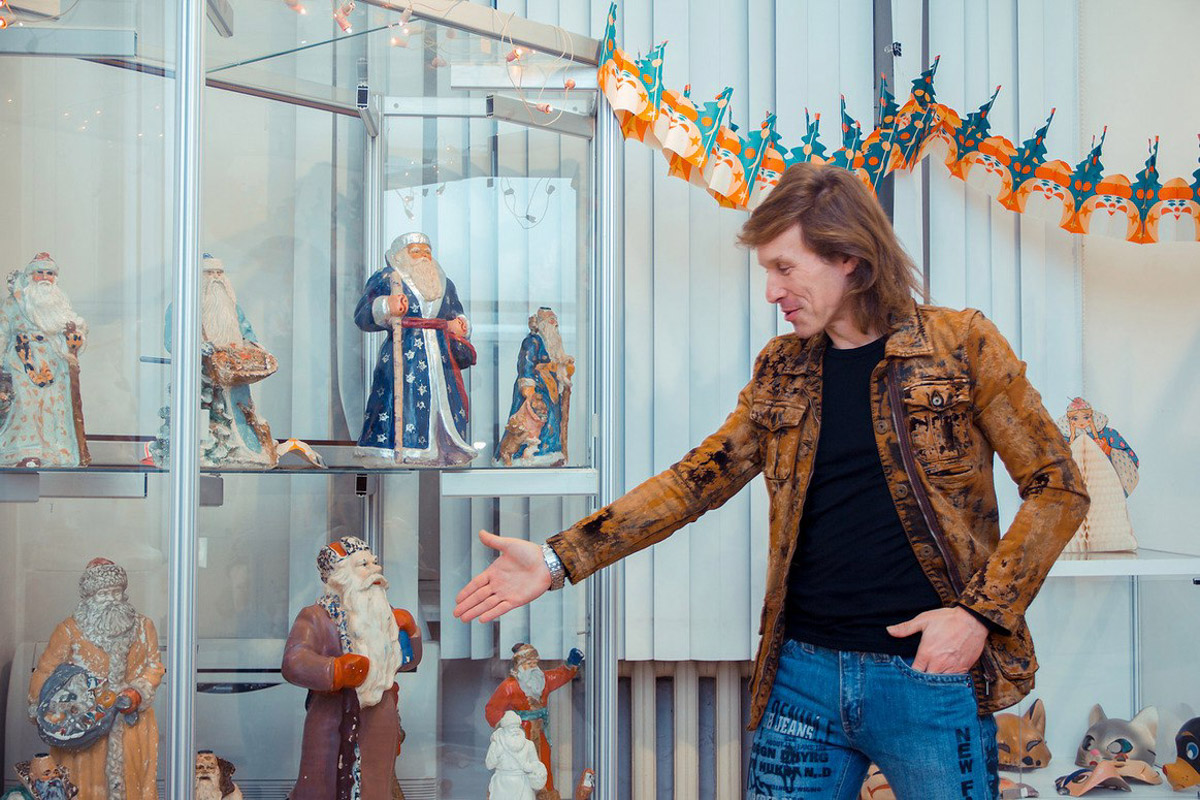 Коллекционер из Коврова Сергей Манушин собрал три сотни Дедов Морозов, выпущенных в разные годы в Советском Союзе. Под добрых волшебников он определил целую комнату в своей квартире и периодически выставляет их напоказ. До конца января присоединиться к сказке можно будет в Гороховецком историко-культурном музее.