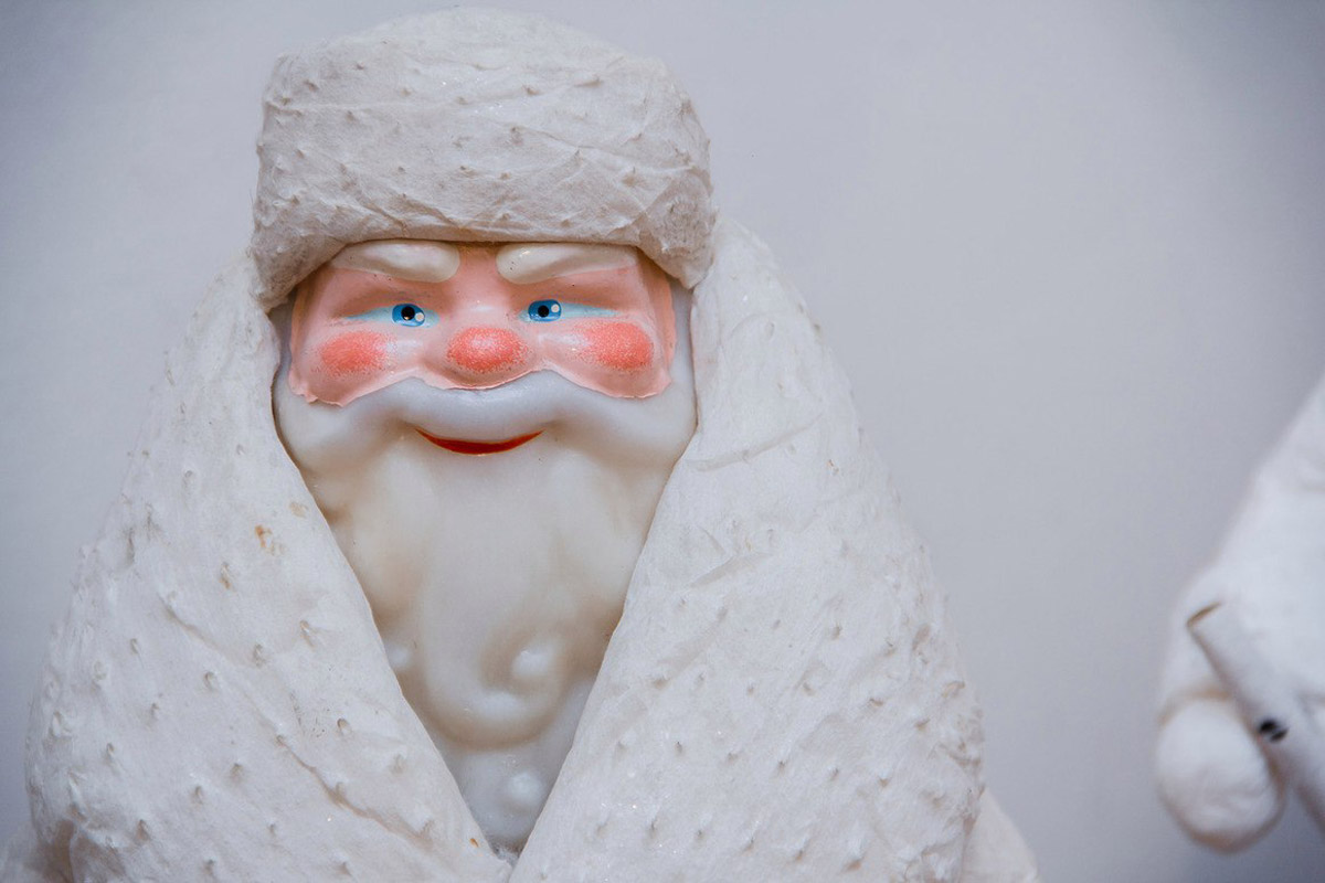 Коллекционер из Коврова Сергей Манушин собрал три сотни Дедов Морозов, выпущенных в разные годы в Советском Союзе. Под добрых волшебников он определил целую комнату в своей квартире и периодически выставляет их напоказ. До конца января присоединиться к сказке можно будет в Гороховецком историко-культурном музее.