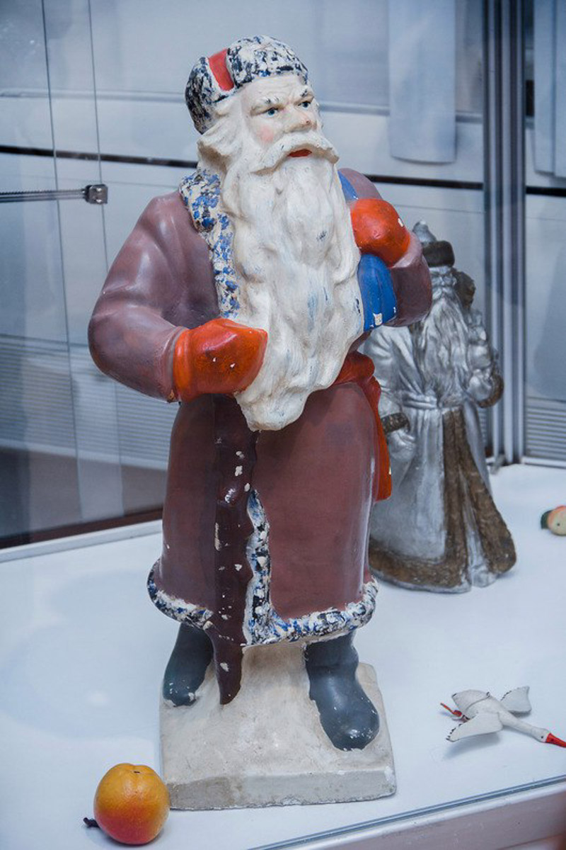 Коллекционер из Коврова Сергей Манушин собрал три сотни Дедов Морозов, выпущенных в разные годы в Советском Союзе. Под добрых волшебников он определил целую комнату в своей квартире и периодически выставляет их напоказ. До конца января присоединиться к сказке можно будет в Гороховецком историко-культурном музее.