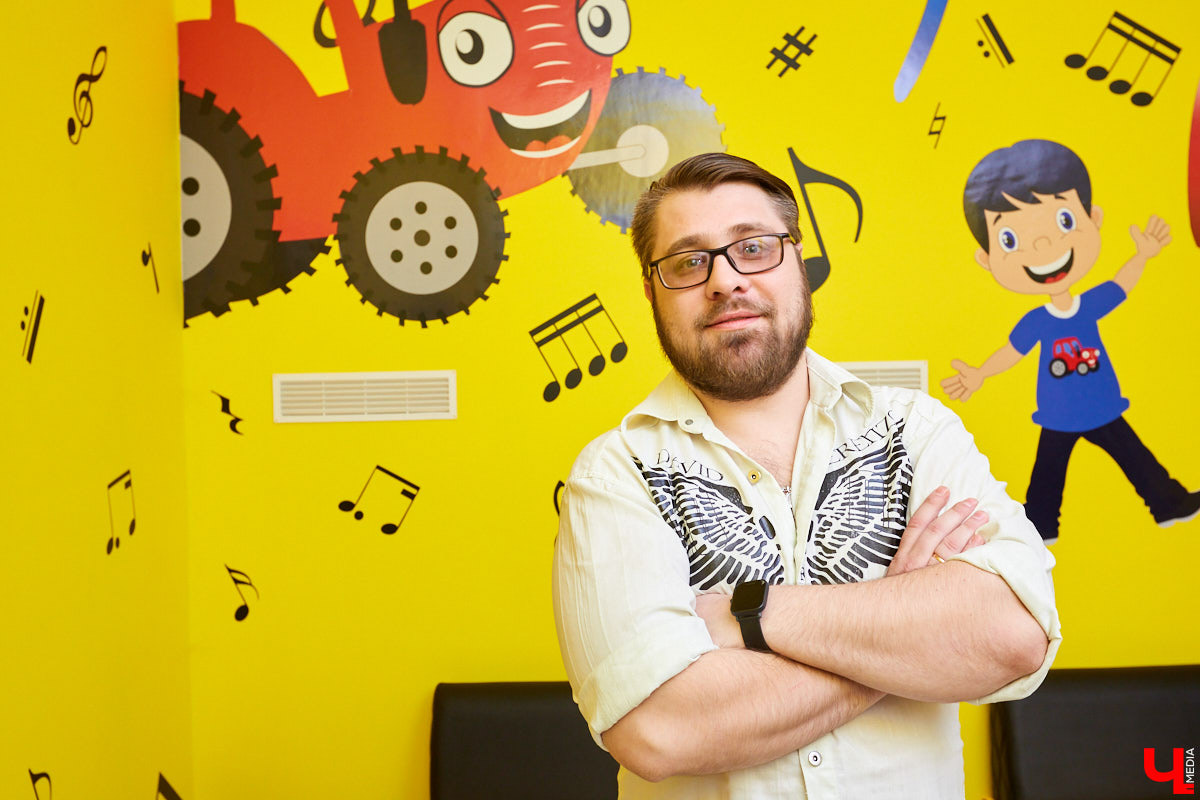 YouTube стал чуть ли не главной образовательной средой современного мира. По видео осваивают кулинарию, оттачивают дикцию, постигают науки. Полезным контентом делятся и блогеры, связанные с 33-м регионом. Сегодня мы расскажем вам про их деятельность на одном из самых популярных ресурсов в интернете.