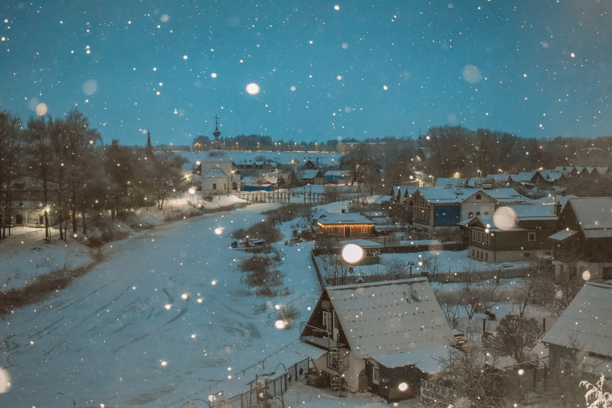 Вчера Суздаль официально стал новогодней столицей России. Праздничные торжества открыл главный зимний волшебник страны. Специально на мероприятие Дед Мороз прибыл из Великого Устюга. Шоу на главной сцене города-музея продолжалось более трех часов.