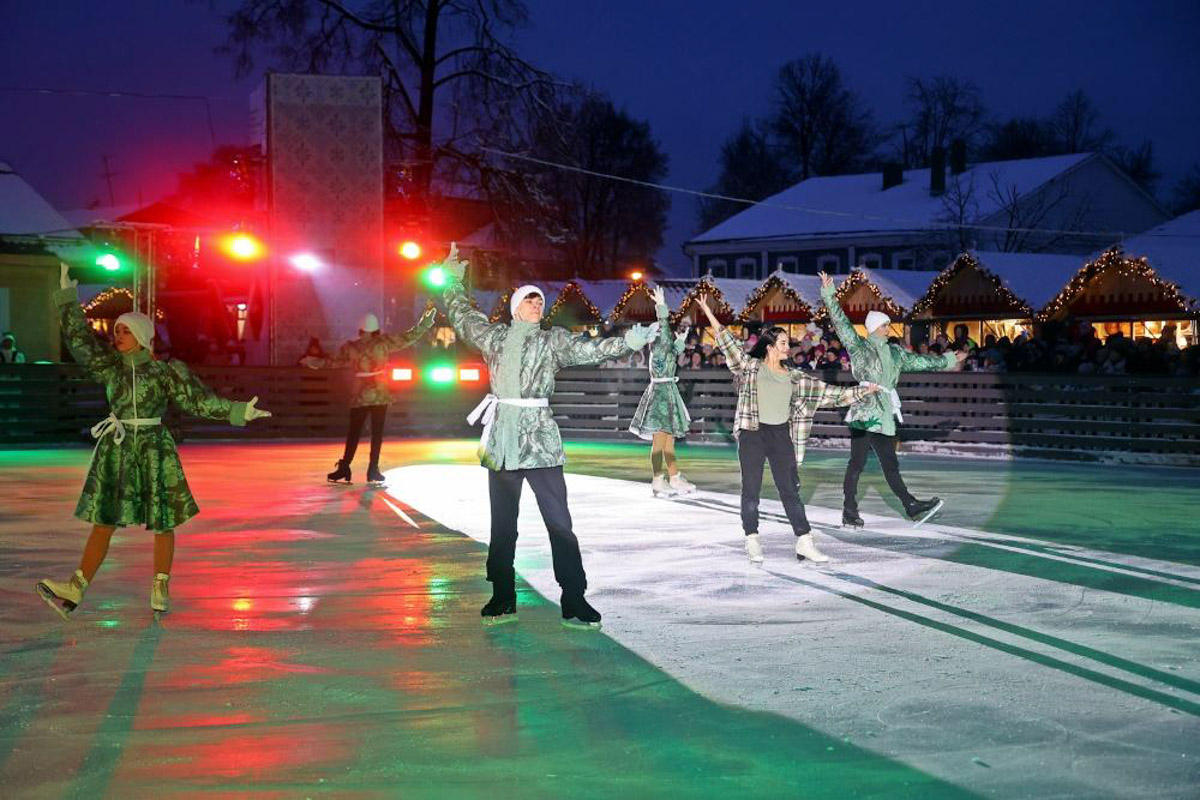 Вчера Суздаль официально стал новогодней столицей России. Праздничные торжества открыл главный зимний волшебник страны. Специально на мероприятие Дед Мороз прибыл из Великого Устюга. Шоу на главной сцене города-музея продолжалось более трех часов.
