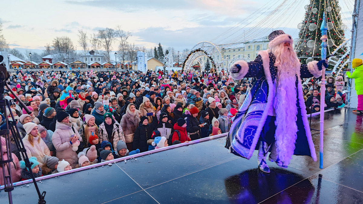 Вчера Суздаль официально стал новогодней столицей России. Праздничные торжества открыл главный зимний волшебник страны. Специально на мероприятие Дед Мороз прибыл из Великого Устюга. Шоу на главной сцене города-музея продолжалось более трех часов.