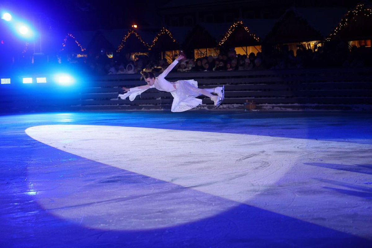 Вчера Суздаль официально стал новогодней столицей России. Праздничные торжества открыл главный зимний волшебник страны. Специально на мероприятие Дед Мороз прибыл из Великого Устюга. Шоу на главной сцене города-музея продолжалось более трех часов.