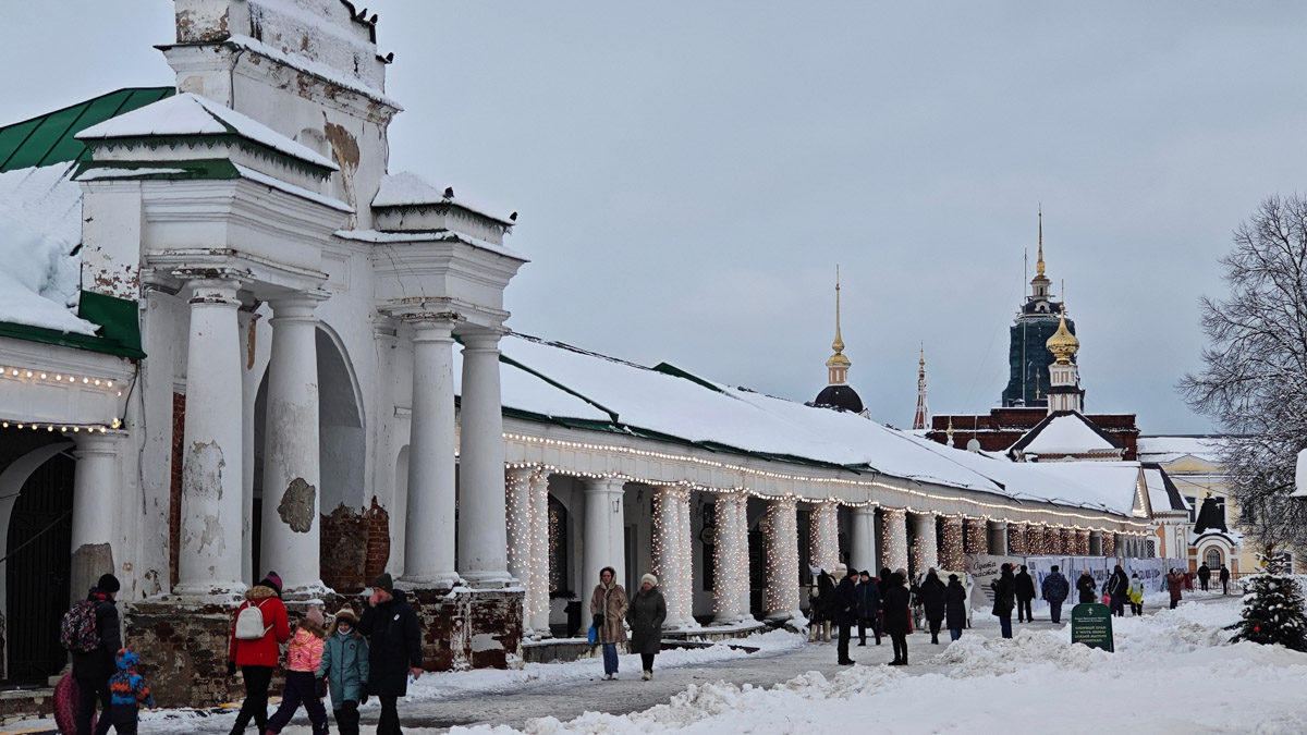 Вчера Суздаль официально стал новогодней столицей России. Праздничные торжества открыл главный зимний волшебник страны. Специально на мероприятие Дед Мороз прибыл из Великого Устюга. Шоу на главной сцене города-музея продолжалось более трех часов.