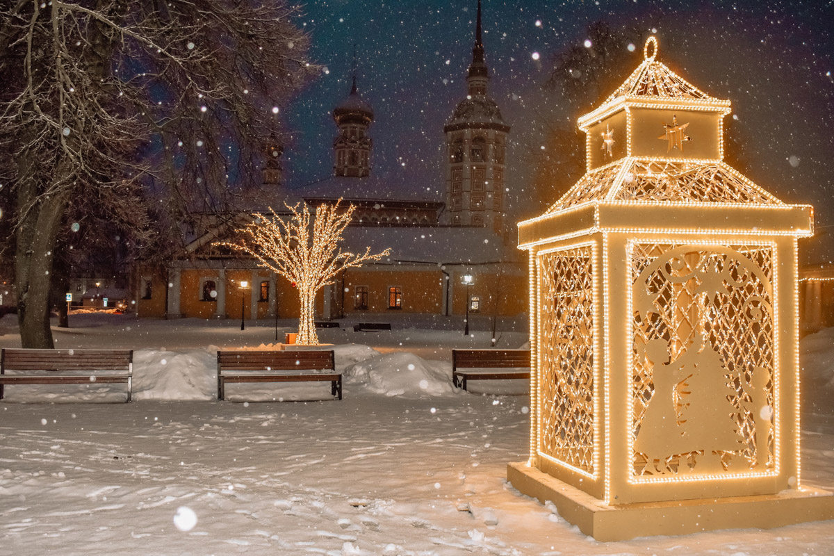 Вчера Суздаль официально стал новогодней столицей России. Праздничные торжества открыл главный зимний волшебник страны. Специально на мероприятие Дед Мороз прибыл из Великого Устюга. Шоу на главной сцене города-музея продолжалось более трех часов.