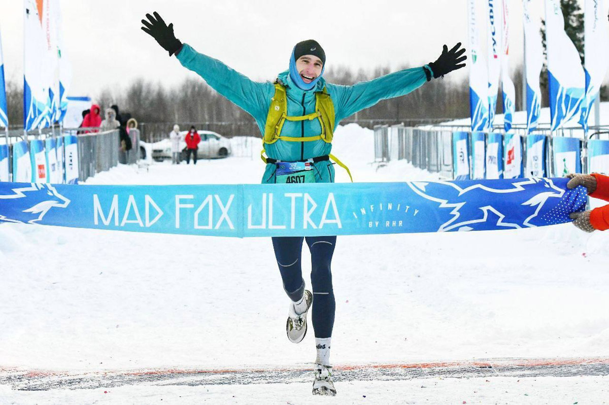Владимирский бегун Дмитрий Шунин завершил год победой на самом массовом зимнем марафоне России Mad Fox Ultra. Спортсмен в третий раз первым преодолел 40 км по пересеченной местности и поднялся на высшую строчку престижного соревнования несмотря на сложные погодные условия. Передвигаться трейлраннерам пришлось в ледяной дождь, метель и по сугробам.