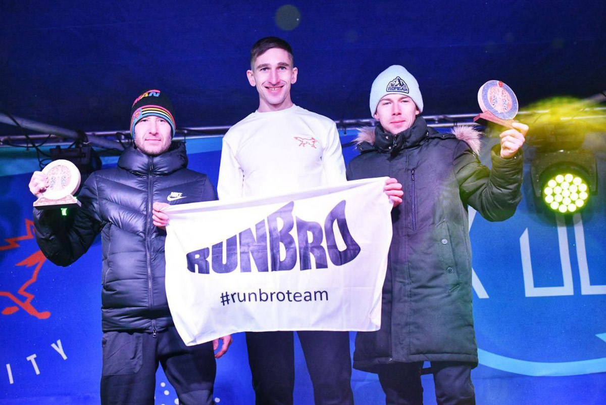 Владимирский бегун Дмитрий Шунин завершил год победой на самом массовом зимнем марафоне России Mad Fox Ultra. Спортсмен в третий раз первым преодолел 40 км по пересеченной местности и поднялся на высшую строчку престижного соревнования несмотря на сложные погодные условия. Передвигаться трейлраннерам пришлось в ледяной дождь, метель и по сугробам.