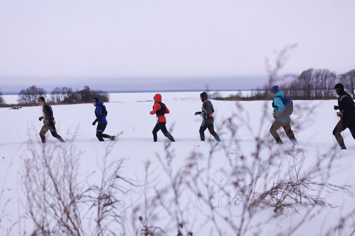 Владимирский бегун Дмитрий Шунин завершил год победой на самом массовом зимнем марафоне России Mad Fox Ultra. Спортсмен в третий раз первым преодолел 40 км по пересеченной местности и поднялся на высшую строчку престижного соревнования несмотря на сложные погодные условия. Передвигаться трейлраннерам пришлось в ледяной дождь, метель и по сугробам.