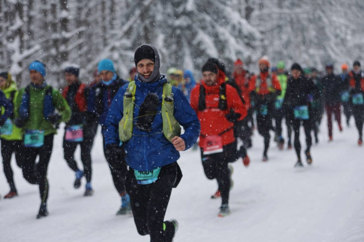 Владимирский бегун Дмитрий Шунин завершил год победой на самом массовом зимнем марафоне России Mad Fox Ultra. Спортсмен в третий раз первым преодолел 40 км по пересеченной местности и поднялся на высшую строчку престижного соревнования несмотря на сложные погодные условия. Передвигаться трейлраннерам пришлось в ледяной дождь, метель и по сугробам.