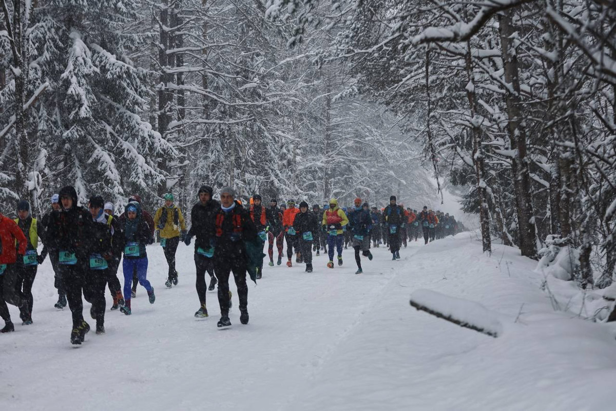 Владимирский бегун Дмитрий Шунин завершил год победой на самом массовом зимнем марафоне России Mad Fox Ultra. Спортсмен в третий раз первым преодолел 40 км по пересеченной местности и поднялся на высшую строчку престижного соревнования несмотря на сложные погодные условия. Передвигаться трейлраннерам пришлось в ледяной дождь, метель и по сугробам.