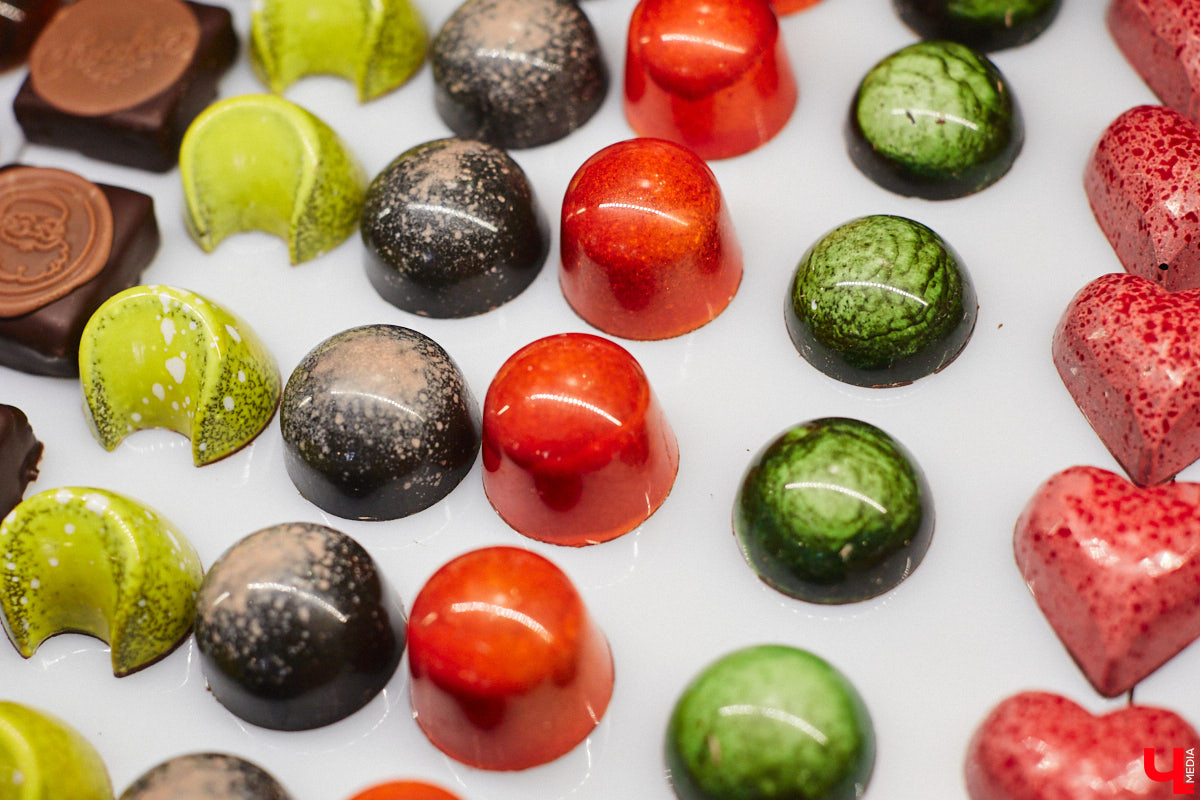 Кто сказал, что елка должна быть зеленой, а новогодние игрушки обязаны висеть на ее ветвях? Настало время кондитерских экспериментов! В преддверии главного зимнего торжества во Владимире появились неповторимые праздничные десерты. Как и где их готовят, читайте в нашем материале.