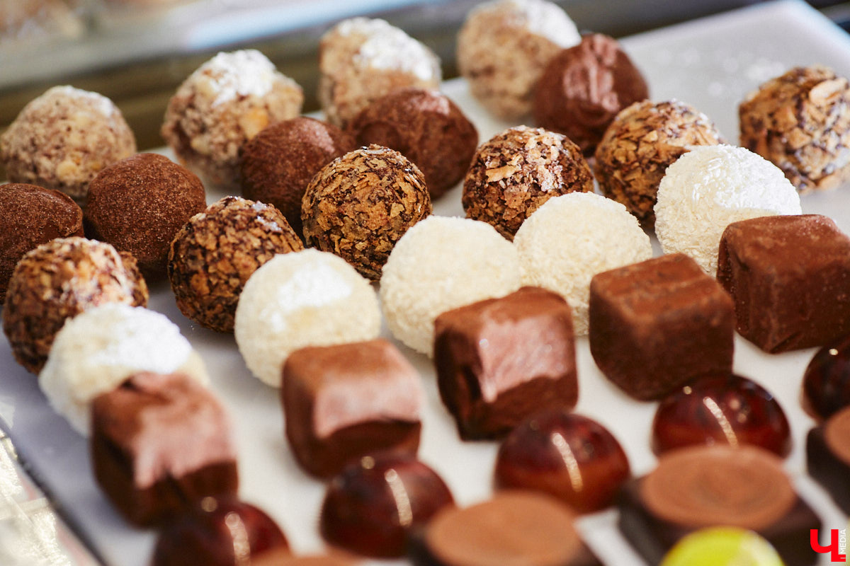 Кто сказал, что елка должна быть зеленой, а новогодние игрушки обязаны висеть на ее ветвях? Настало время кондитерских экспериментов! В преддверии главного зимнего торжества во Владимире появились неповторимые праздничные десерты. Как и где их готовят, читайте в нашем материале.