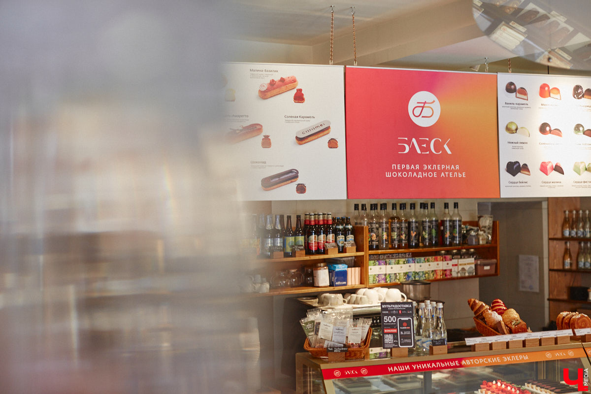 Кто сказал, что елка должна быть зеленой, а новогодние игрушки обязаны висеть на ее ветвях? Настало время кондитерских экспериментов! В преддверии главного зимнего торжества во Владимире появились неповторимые праздничные десерты. Как и где их готовят, читайте в нашем материале.