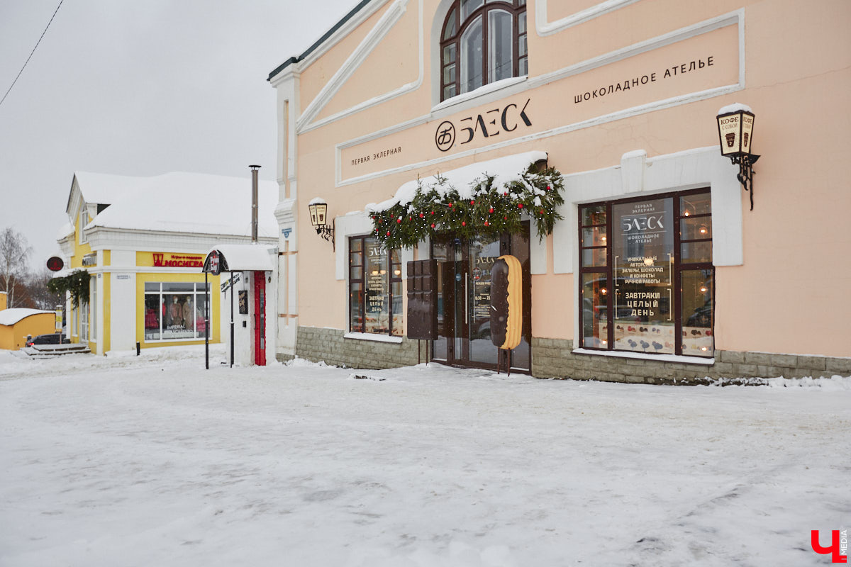 Кто сказал, что елка должна быть зеленой, а новогодние игрушки обязаны висеть на ее ветвях? Настало время кондитерских экспериментов! В преддверии главного зимнего торжества во Владимире появились неповторимые праздничные десерты. Как и где их готовят, читайте в нашем материале.