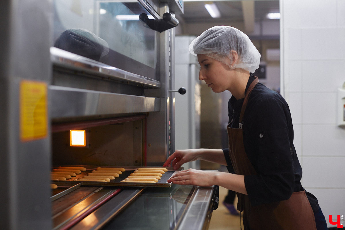 Кто сказал, что елка должна быть зеленой, а новогодние игрушки обязаны висеть на ее ветвях? Настало время кондитерских экспериментов! В преддверии главного зимнего торжества во Владимире появились неповторимые праздничные десерты. Как и где их готовят, читайте в нашем материале.