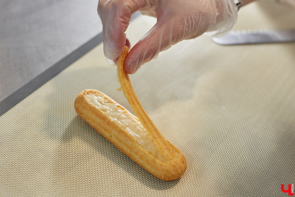 Кто сказал, что елка должна быть зеленой, а новогодние игрушки обязаны висеть на ее ветвях? Настало время кондитерских экспериментов! В преддверии главного зимнего торжества во Владимире появились неповторимые праздничные десерты. Как и где их готовят, читайте в нашем материале.