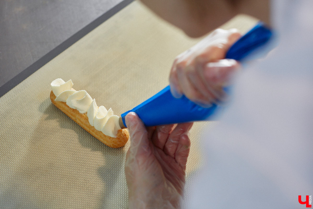 Кто сказал, что елка должна быть зеленой, а новогодние игрушки обязаны висеть на ее ветвях? Настало время кондитерских экспериментов! В преддверии главного зимнего торжества во Владимире появились неповторимые праздничные десерты. Как и где их готовят, читайте в нашем материале.