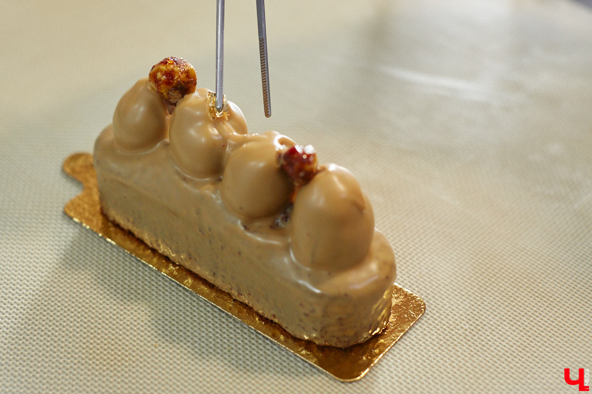 Кто сказал, что елка должна быть зеленой, а новогодние игрушки обязаны висеть на ее ветвях? Настало время кондитерских экспериментов! В преддверии главного зимнего торжества во Владимире появились неповторимые праздничные десерты. Как и где их готовят, читайте в нашем материале.