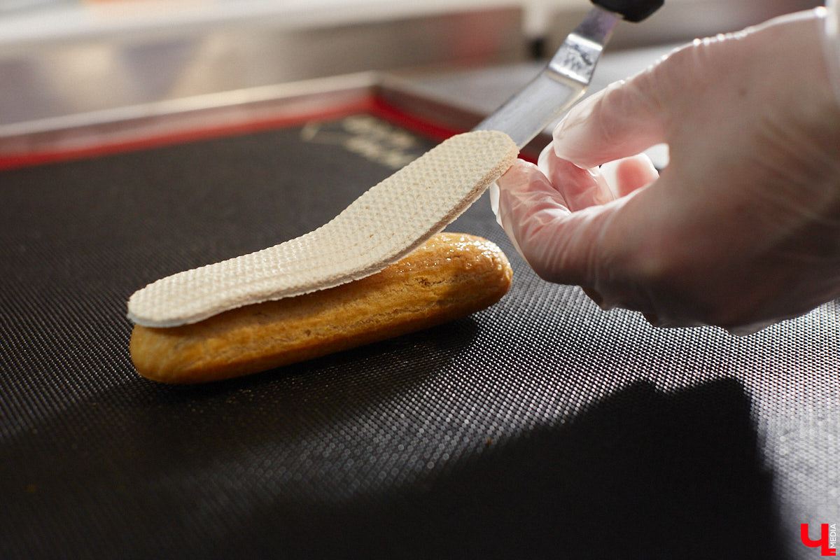 Кто сказал, что елка должна быть зеленой, а новогодние игрушки обязаны висеть на ее ветвях? Настало время кондитерских экспериментов! В преддверии главного зимнего торжества во Владимире появились неповторимые праздничные десерты. Как и где их готовят, читайте в нашем материале.