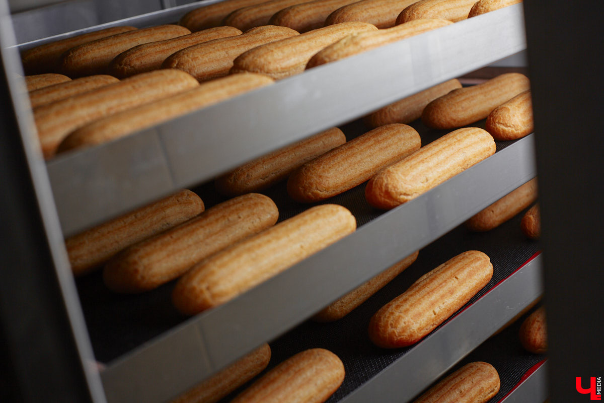 Кто сказал, что елка должна быть зеленой, а новогодние игрушки обязаны висеть на ее ветвях? Настало время кондитерских экспериментов! В преддверии главного зимнего торжества во Владимире появились неповторимые праздничные десерты. Как и где их готовят, читайте в нашем материале.