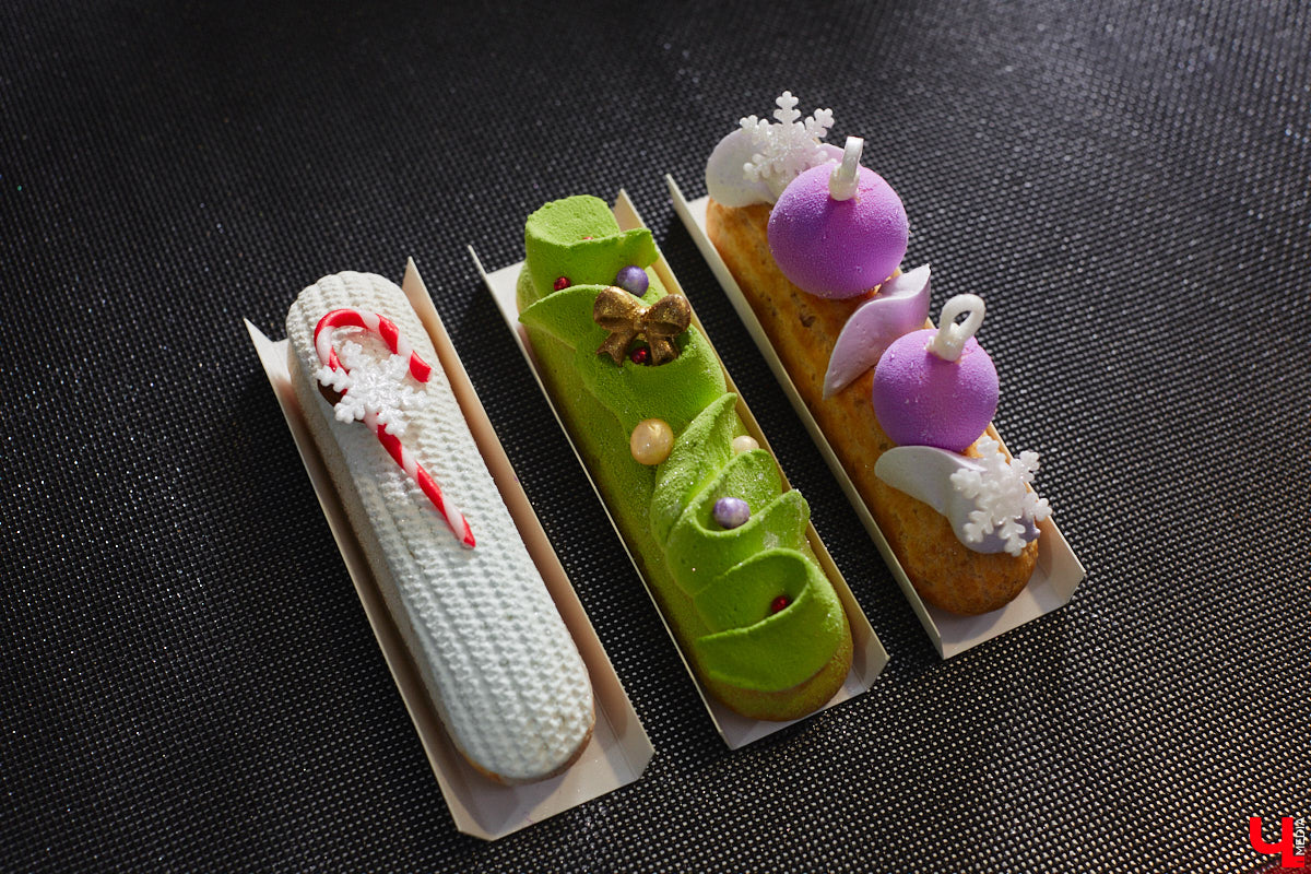 Кто сказал, что елка должна быть зеленой, а новогодние игрушки обязаны висеть на ее ветвях? Настало время кондитерских экспериментов! В преддверии главного зимнего торжества во Владимире появились неповторимые праздничные десерты. Как и где их готовят, читайте в нашем материале.