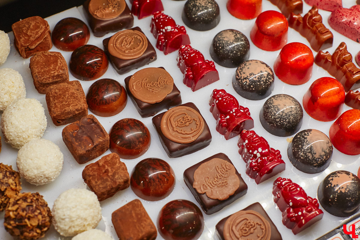 Кто сказал, что елка должна быть зеленой, а новогодние игрушки обязаны висеть на ее ветвях? Настало время кондитерских экспериментов! В преддверии главного зимнего торжества во Владимире появились неповторимые праздничные десерты. Как и где их готовят, читайте в нашем материале.