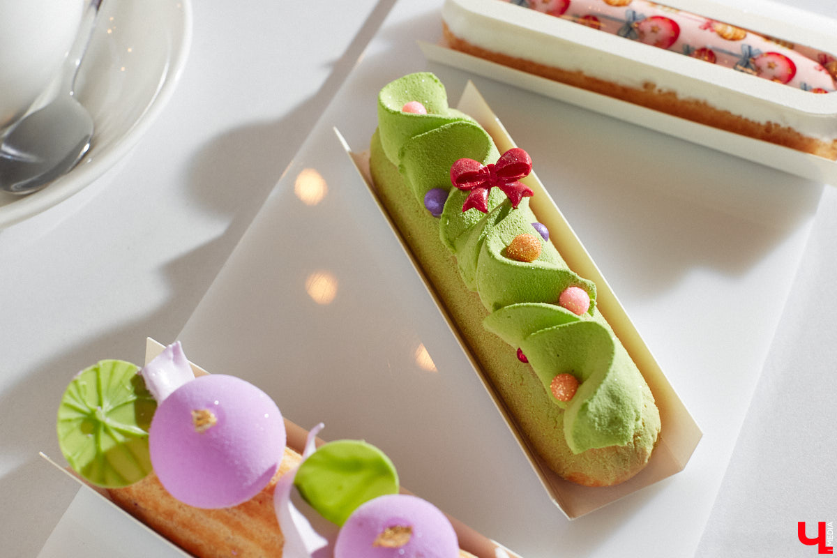 Кто сказал, что елка должна быть зеленой, а новогодние игрушки обязаны висеть на ее ветвях? Настало время кондитерских экспериментов! В преддверии главного зимнего торжества во Владимире появились неповторимые праздничные десерты. Как и где их готовят, читайте в нашем материале.