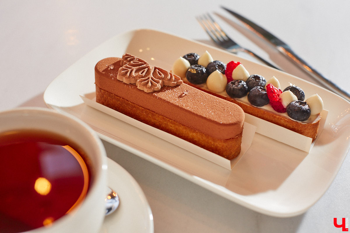 Кто сказал, что елка должна быть зеленой, а новогодние игрушки обязаны висеть на ее ветвях? Настало время кондитерских экспериментов! В преддверии главного зимнего торжества во Владимире появились неповторимые праздничные десерты. Как и где их готовят, читайте в нашем материале.