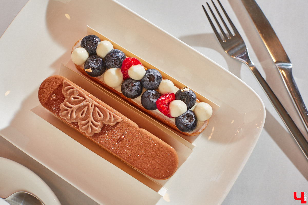 Кто сказал, что елка должна быть зеленой, а новогодние игрушки обязаны висеть на ее ветвях? Настало время кондитерских экспериментов! В преддверии главного зимнего торжества во Владимире появились неповторимые праздничные десерты. Как и где их готовят, читайте в нашем материале.