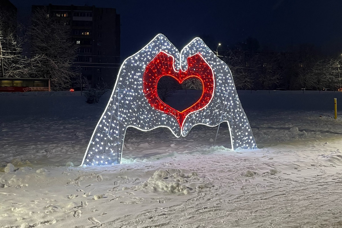 В центре Владимира установили новогоднюю композицию из ландшафтных светильников. Необычный арт-объект появился возле Золотых ворот, издалека он напоминает ледяные скульптуры. Подарил заснеженный лес городу неизвестный спонсор.