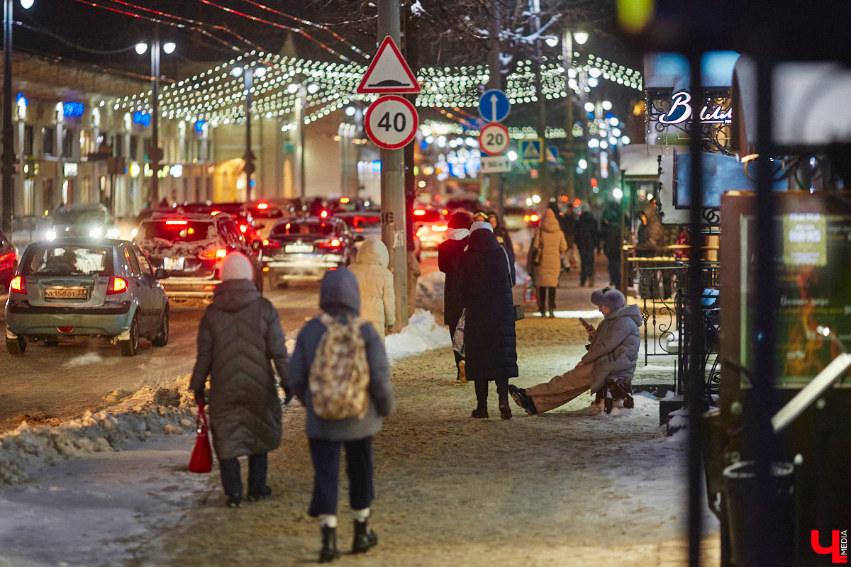 В центре Владимира установили новогоднюю композицию из ландшафтных светильников. Необычный арт-объект появился возле Золотых ворот, издалека он напоминает ледяные скульптуры. Подарил заснеженный лес городу неизвестный спонсор.