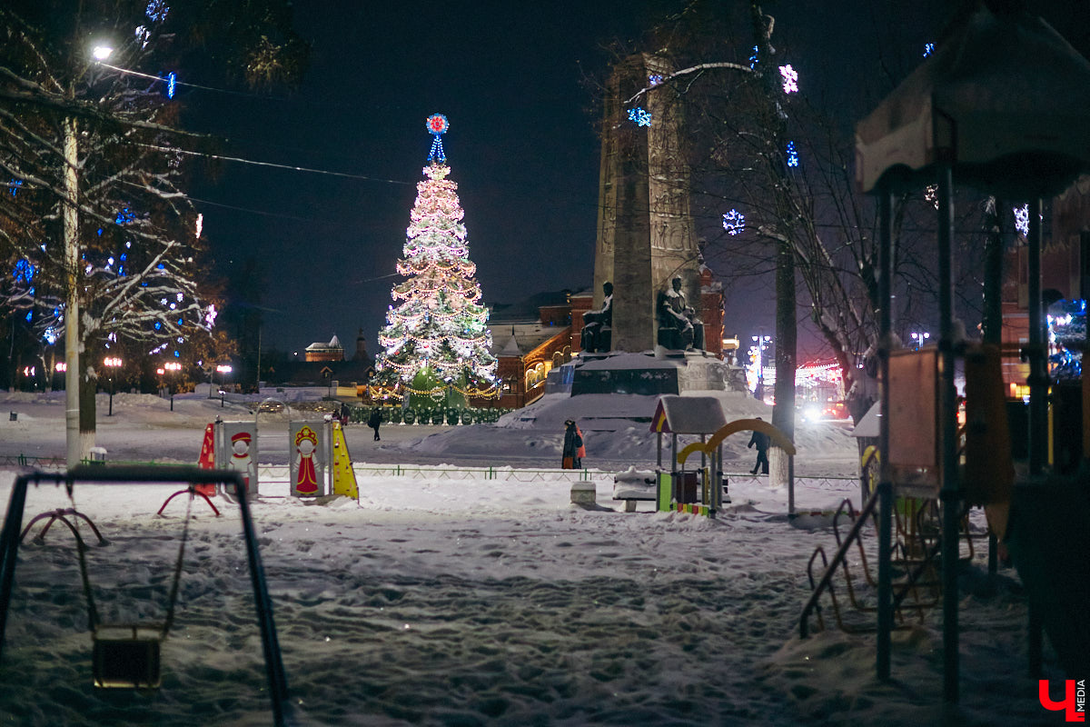 В центре Владимира установили новогоднюю композицию из ландшафтных светильников. Необычный арт-объект появился возле Золотых ворот, издалека он напоминает ледяные скульптуры. Подарил заснеженный лес городу неизвестный спонсор.