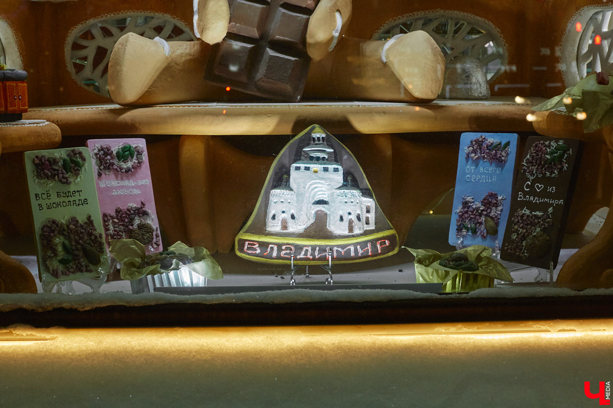 В центре Владимира установили новогоднюю композицию из ландшафтных светильников. Необычный арт-объект появился возле Золотых ворот, издалека он напоминает ледяные скульптуры. Подарил заснеженный лес городу неизвестный спонсор.