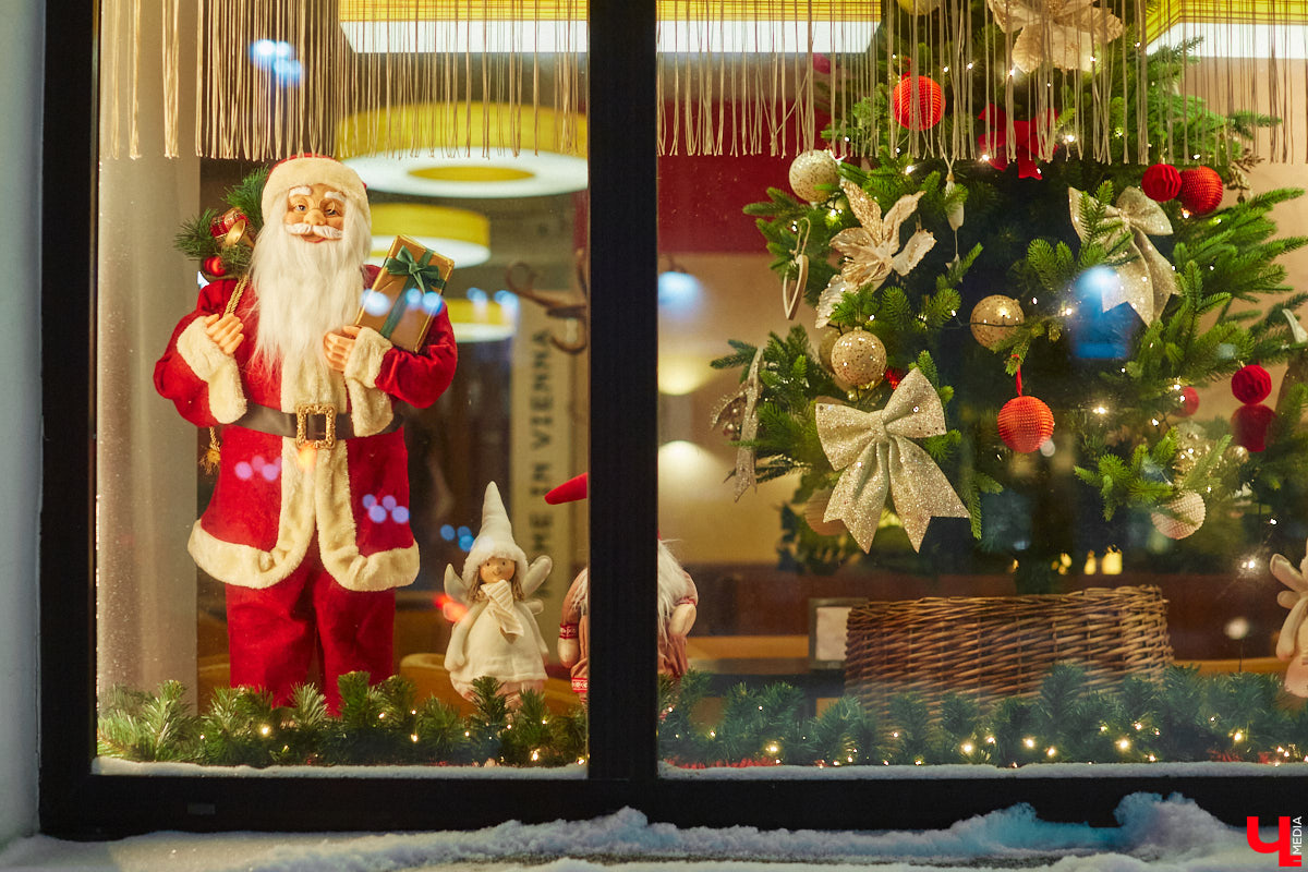 В центре Владимира установили новогоднюю композицию из ландшафтных светильников. Необычный арт-объект появился возле Золотых ворот, издалека он напоминает ледяные скульптуры. Подарил заснеженный лес городу неизвестный спонсор.