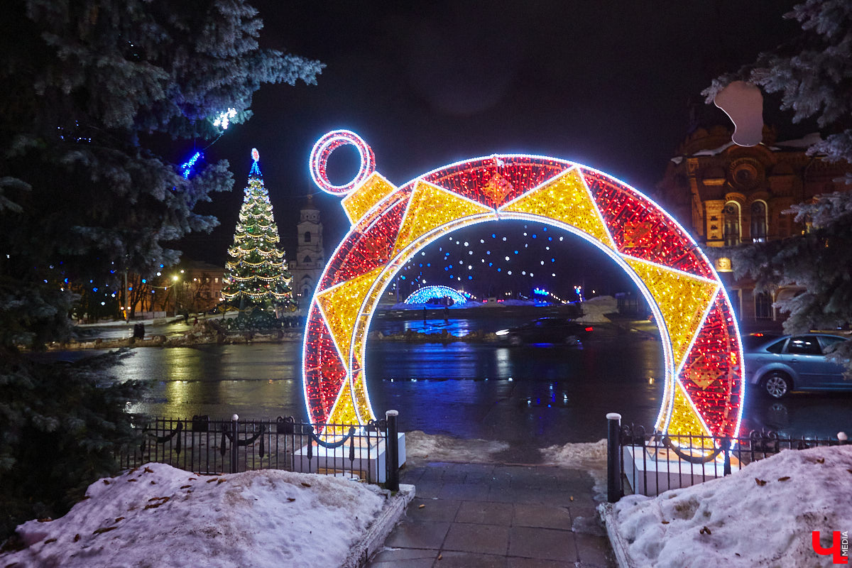 В центре Владимира установили новогоднюю композицию из ландшафтных светильников. Необычный арт-объект появился возле Золотых ворот, издалека он напоминает ледяные скульптуры. Подарил заснеженный лес городу неизвестный спонсор.