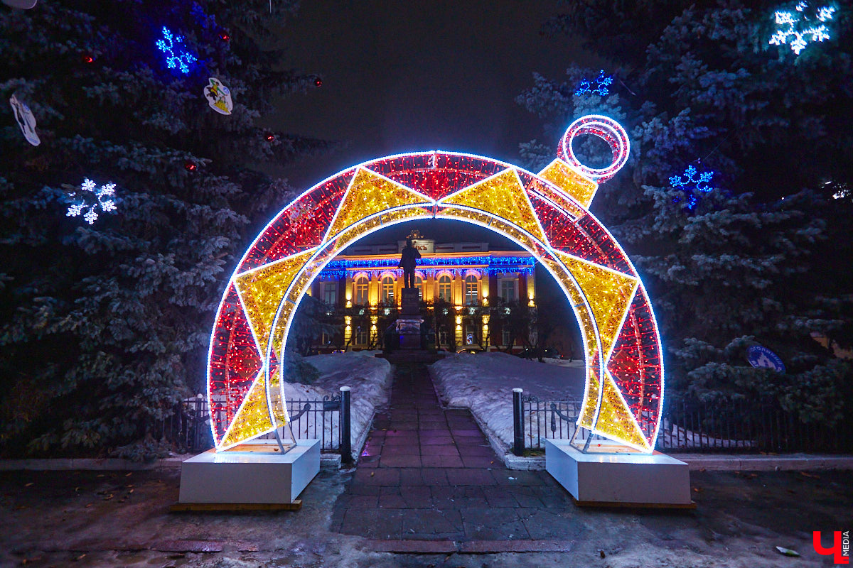 В центре Владимира установили новогоднюю композицию из ландшафтных светильников. Необычный арт-объект появился возле Золотых ворот, издалека он напоминает ледяные скульптуры. Подарил заснеженный лес городу неизвестный спонсор.