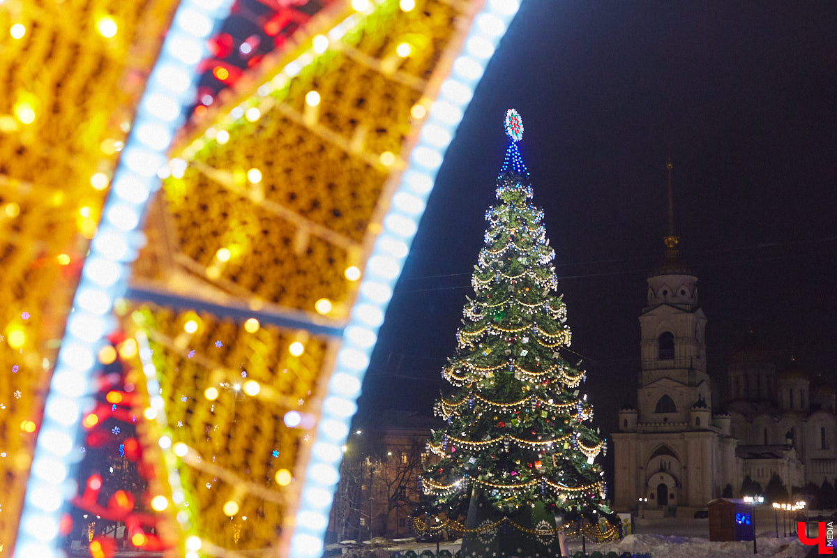 В центре Владимира установили новогоднюю композицию из ландшафтных светильников. Необычный арт-объект появился возле Золотых ворот, издалека он напоминает ледяные скульптуры. Подарил заснеженный лес городу неизвестный спонсор.