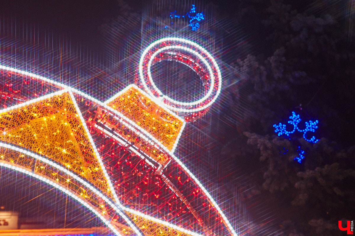 В центре Владимира установили новогоднюю композицию из ландшафтных светильников. Необычный арт-объект появился возле Золотых ворот, издалека он напоминает ледяные скульптуры. Подарил заснеженный лес городу неизвестный спонсор.