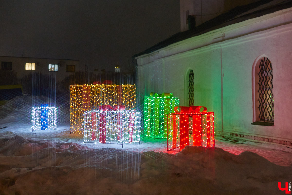 В центре Владимира установили новогоднюю композицию из ландшафтных светильников. Необычный арт-объект появился возле Золотых ворот, издалека он напоминает ледяные скульптуры. Подарил заснеженный лес городу неизвестный спонсор.