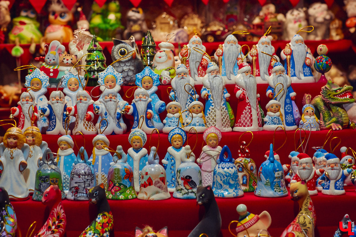 В центре Владимира установили новогоднюю композицию из ландшафтных светильников. Необычный арт-объект появился возле Золотых ворот, издалека он напоминает ледяные скульптуры. Подарил заснеженный лес городу неизвестный спонсор.