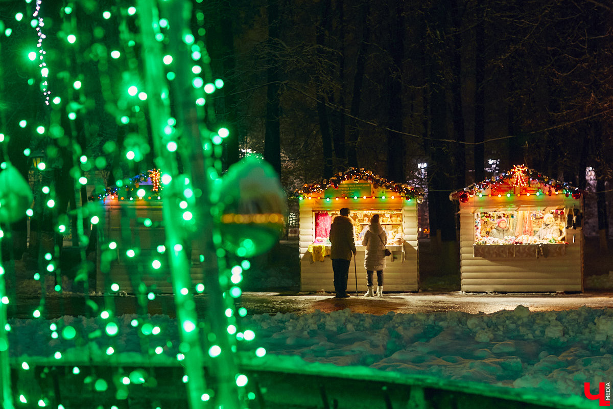 В центре Владимира установили новогоднюю композицию из ландшафтных светильников. Необычный арт-объект появился возле Золотых ворот, издалека он напоминает ледяные скульптуры. Подарил заснеженный лес городу неизвестный спонсор.