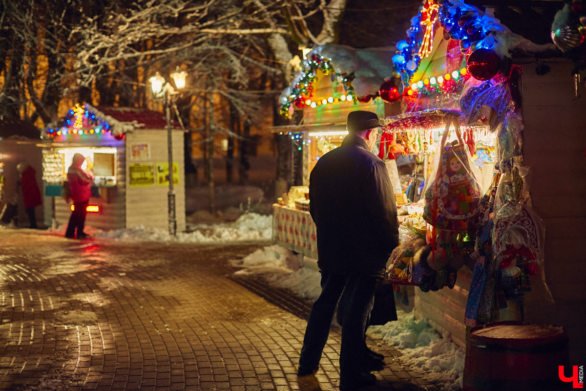 В центре Владимира установили новогоднюю композицию из ландшафтных светильников. Необычный арт-объект появился возле Золотых ворот, издалека он напоминает ледяные скульптуры. Подарил заснеженный лес городу неизвестный спонсор.