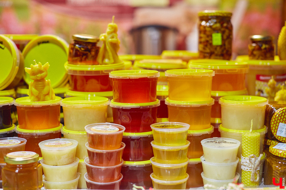 В центре Владимира установили новогоднюю композицию из ландшафтных светильников. Необычный арт-объект появился возле Золотых ворот, издалека он напоминает ледяные скульптуры. Подарил заснеженный лес городу неизвестный спонсор.