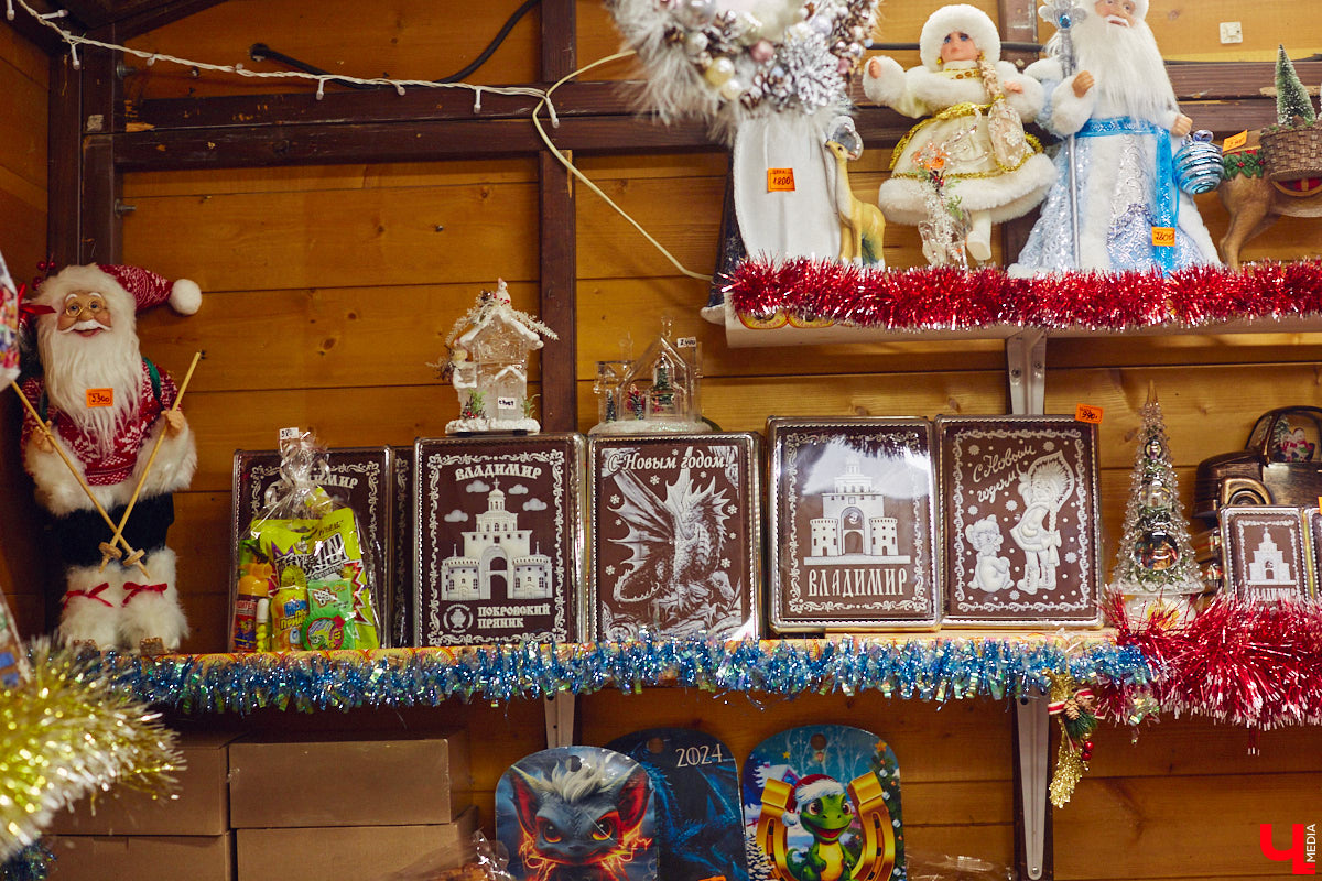 В центре Владимира установили новогоднюю композицию из ландшафтных светильников. Необычный арт-объект появился возле Золотых ворот, издалека он напоминает ледяные скульптуры. Подарил заснеженный лес городу неизвестный спонсор.