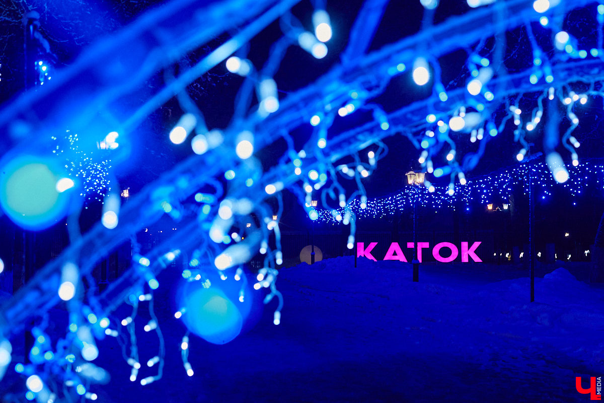 В центре Владимира установили новогоднюю композицию из ландшафтных светильников. Необычный арт-объект появился возле Золотых ворот, издалека он напоминает ледяные скульптуры. Подарил заснеженный лес городу неизвестный спонсор.