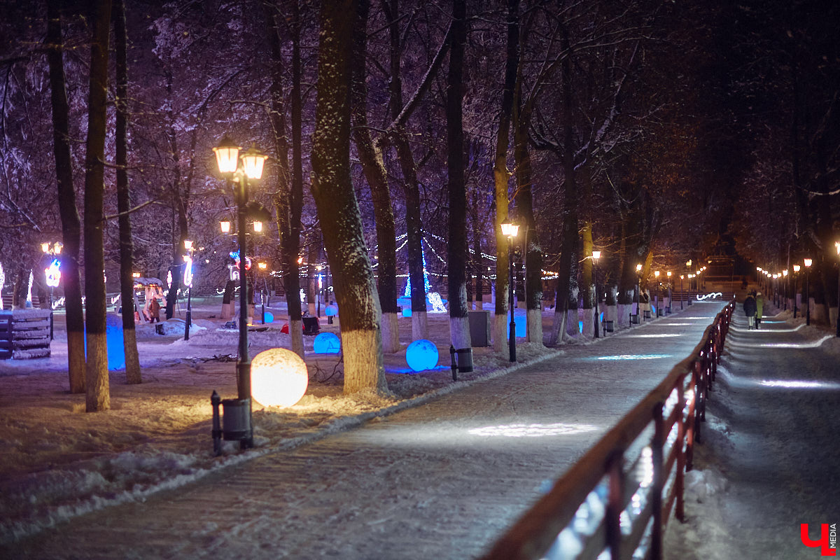 В центре Владимира установили новогоднюю композицию из ландшафтных светильников. Необычный арт-объект появился возле Золотых ворот, издалека он напоминает ледяные скульптуры. Подарил заснеженный лес городу неизвестный спонсор.